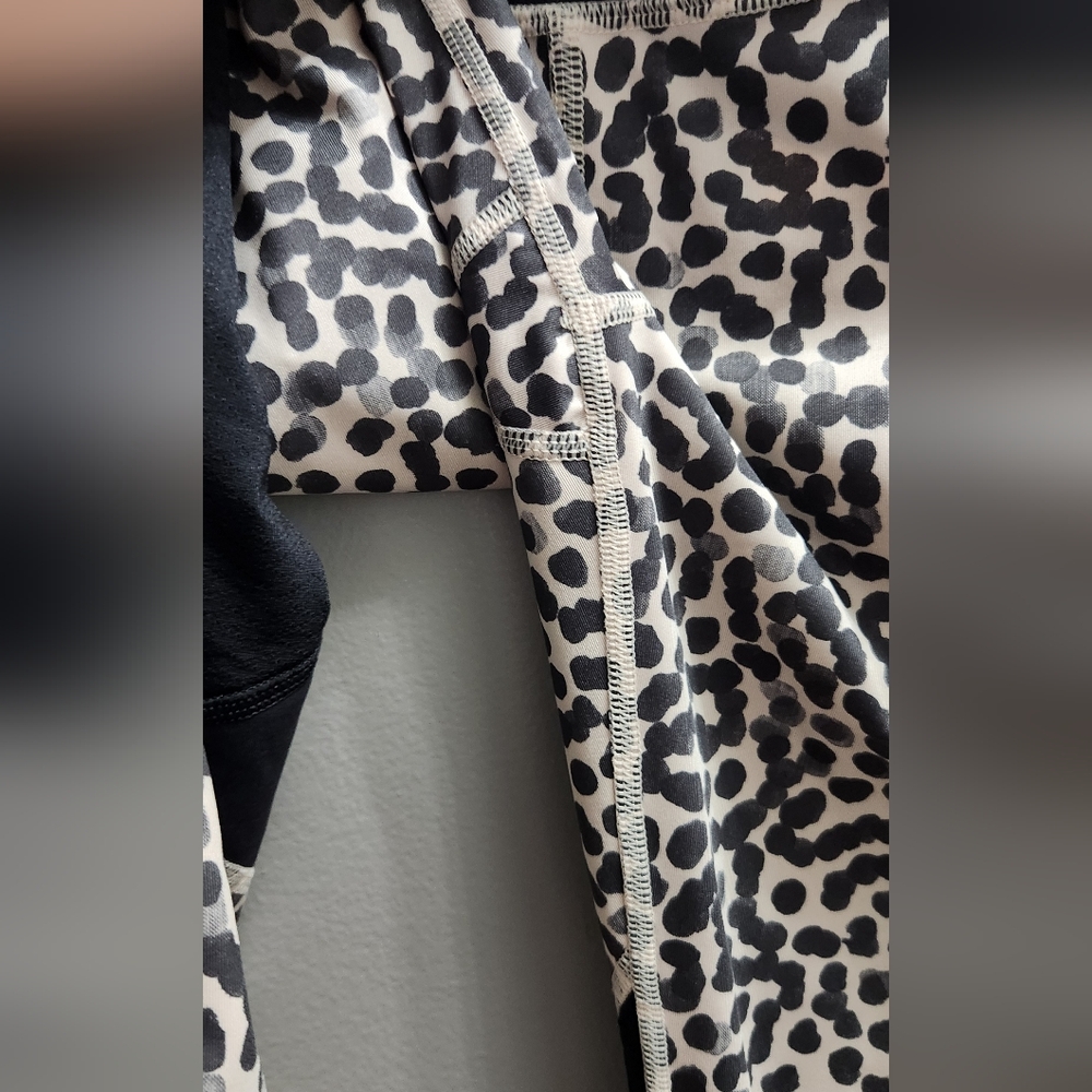 Lululemon Size 4 Leopard Print Leggings With Pockets - Picture 6 of 6